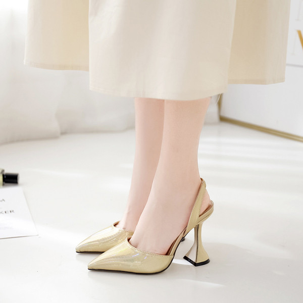 Modernas sieviešu kurpes ar augstiem papēžiem un spīdīgu efektu