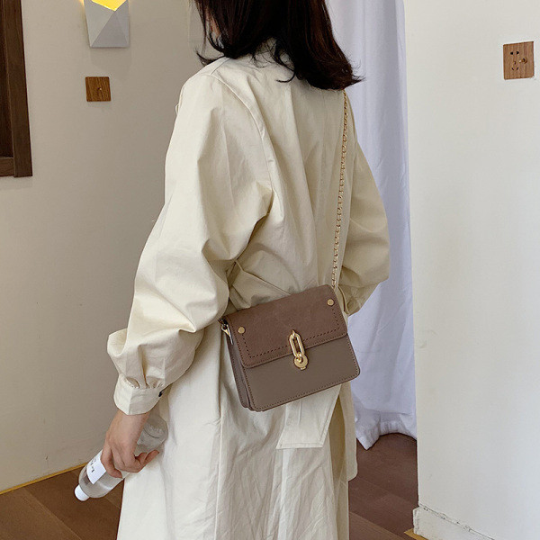 Modern női táska eko bőrből, hosszú fém fogantyúval