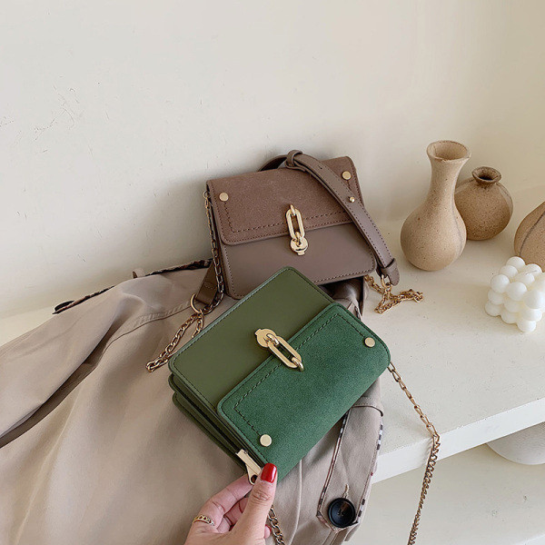 Modern női táska eko bőrből, hosszú fém fogantyúval