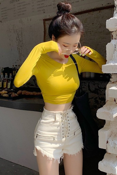 Lühike naiste pluus ovaalse kaelusega