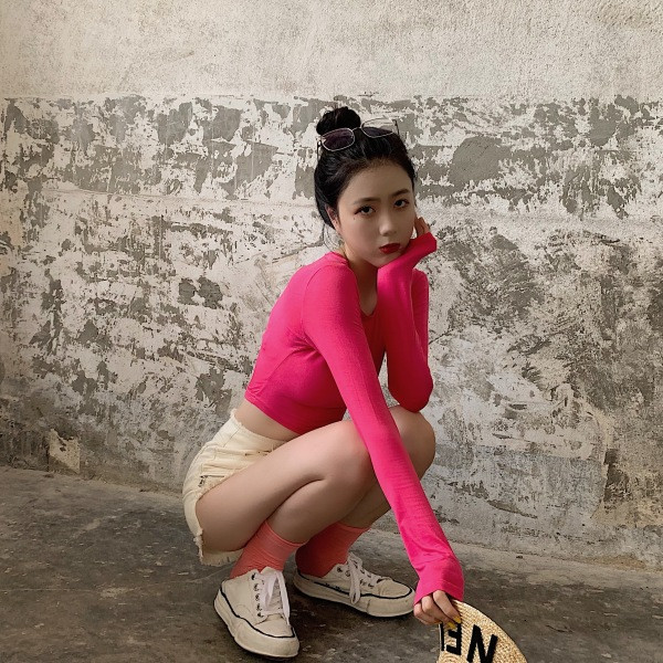 Lühike naiste pluus ovaalse kaelusega