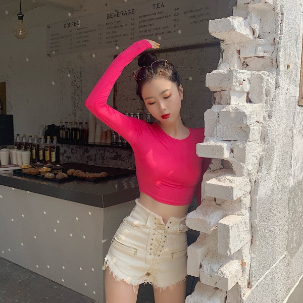 Lühike naiste pluus ovaalse kaelusega