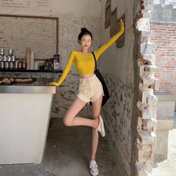 Lühike naiste pluus ovaalse kaelusega