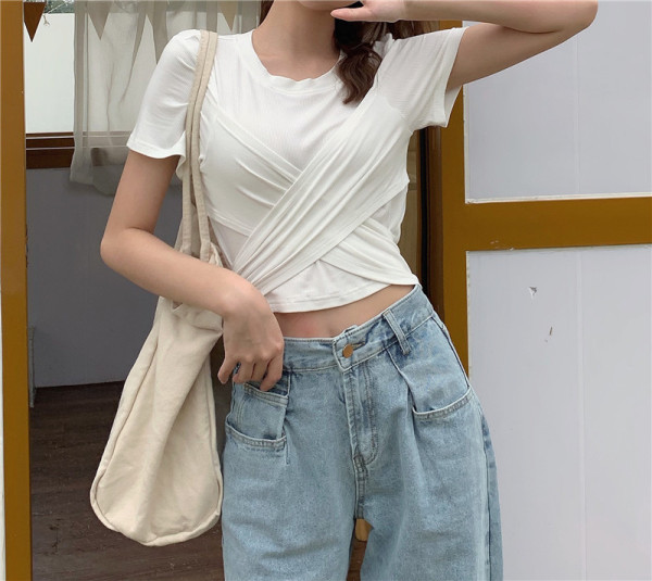 Plati sieviešu džinsi ar augstu vidukli un kabatām