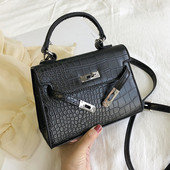 Дамска кожена чанта с метално закопчаване и с две дръжки