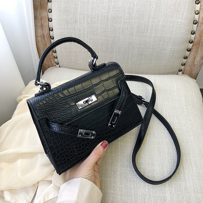 Дамска кожена чанта с метално закопчаване и с две дръжки