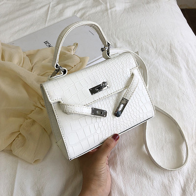 Дамска кожена чанта с метално закопчаване и с две дръжки