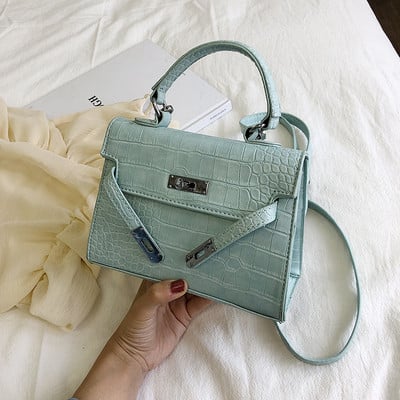 Дамска кожена чанта с метално закопчаване и с две дръжки