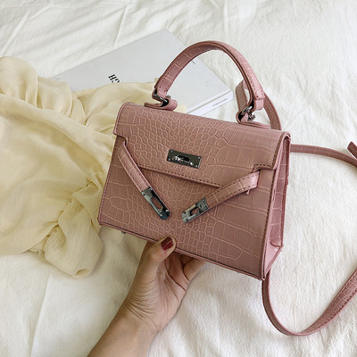 Дамска кожена чанта с метално закопчаване и с две дръжки