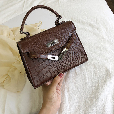 Дамска кожена чанта с метално закопчаване и с две дръжки