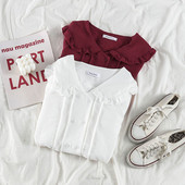 Sieviešu ikdienas plats krekls ar špica kakla izgriezumu, pogām un garām piedurknēm