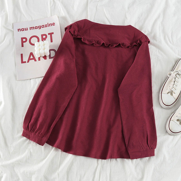 Sieviešu ikdienas plats krekls ar špica kakla izgriezumu, pogām un garām piedurknēm