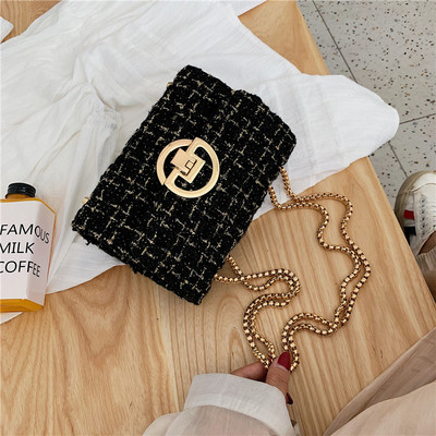 Moderna sieviešu soma ar metāla aizdari un metāla ķēdīti