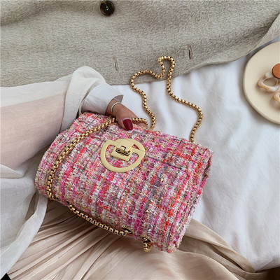 Moderna sieviešu soma ar metāla aizdari un metāla ķēdīti