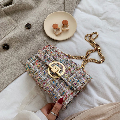 Moderna sieviešu soma ar metāla aizdari un metāla ķēdīti