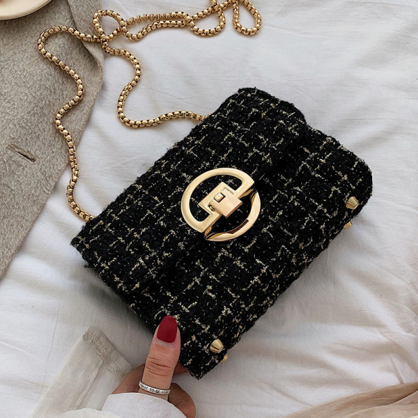 Moderna sieviešu soma ar metāla aizdari un metāla ķēdīti