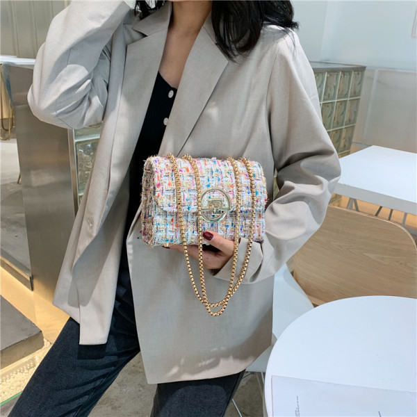 Moderna sieviešu soma ar metāla aizdari un metāla ķēdīti