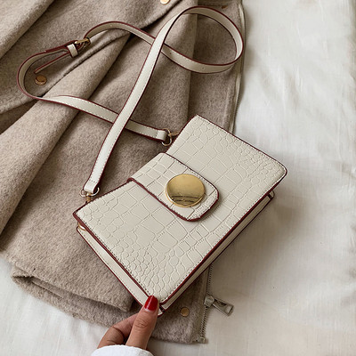 Модерна дамска чанта с метално закопчаване и дълга кожена дръжка