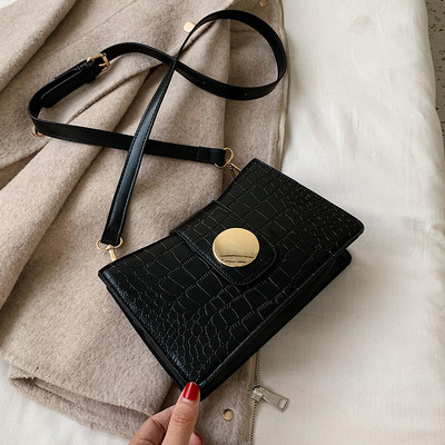 Модерна дамска чанта с метално закопчаване и дълга кожена дръжка