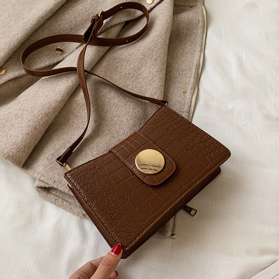 Модерна дамска чанта с метално закопчаване и дълга кожена дръжка