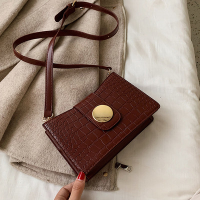 Модерна дамска чанта с метално закопчаване и дълга кожена дръжка