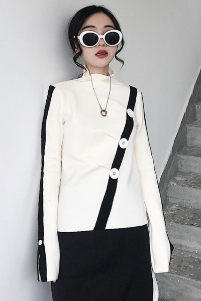 Laisva moteriška palaidinė su pusiau aukšta apykakle ir sagomis