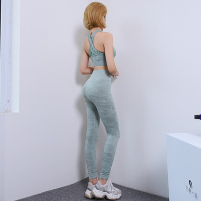 Két részből álló női sport szett terepszínű mintával