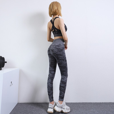 Két részből álló női sport szett terepszínű mintával