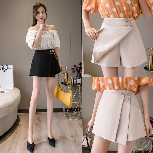 Aktuális női szoknya-nadrágok áthelyezéssel és gombokkal