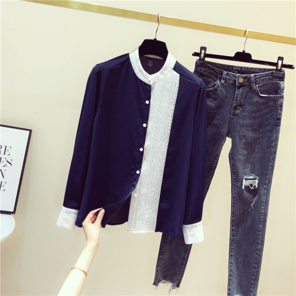 Naiste vabaaja särk nööpide ja ümara kaelusega