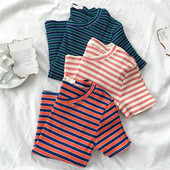 Dryžuoti moteriški marškinėliai trumpomis rankovėmis ir ovalia iškirpte