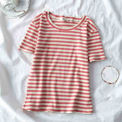 Dryžuoti moteriški marškinėliai trumpomis rankovėmis ir ovalia iškirpte