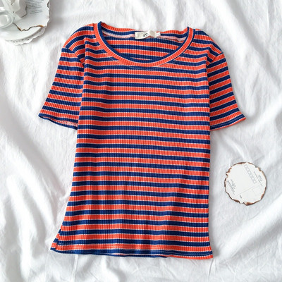 Dryžuoti moteriški marškinėliai trumpomis rankovėmis ir ovalia iškirpte