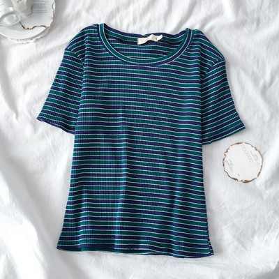 Dryžuoti moteriški marškinėliai trumpomis rankovėmis ir ovalia iškirpte