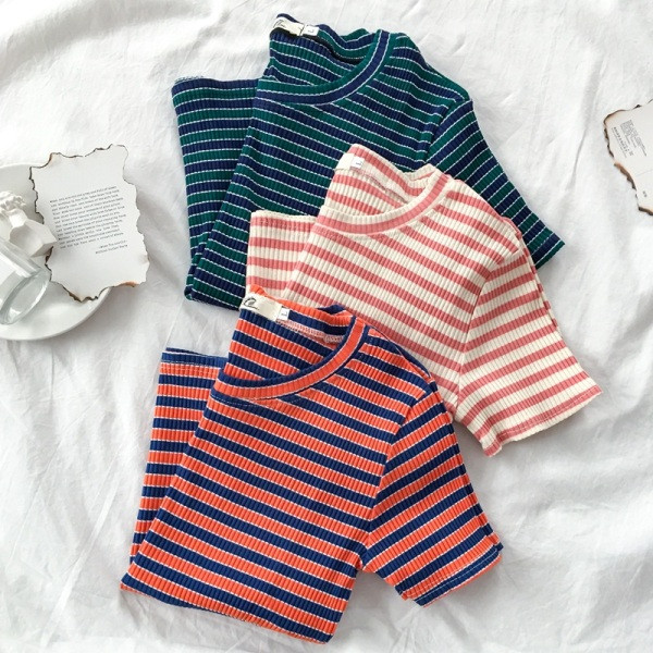 Dryžuoti moteriški marškinėliai trumpomis rankovėmis ir ovalia iškirpte