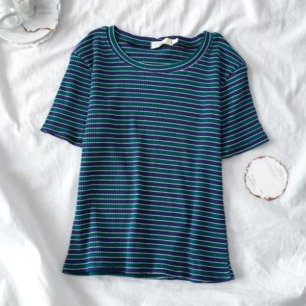 Dryžuoti moteriški marškinėliai trumpomis rankovėmis ir ovalia iškirpte