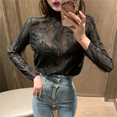 Bluză de damă mulată cu elemente din dantelă și guler semi-înalt