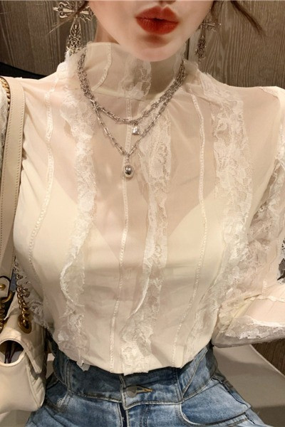 Bluză de damă mulată cu elemente din dantelă și guler semi-înalt