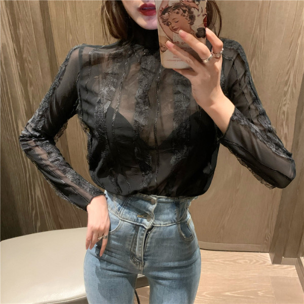 Bluză de damă mulată cu elemente din dantelă și guler semi-înalt