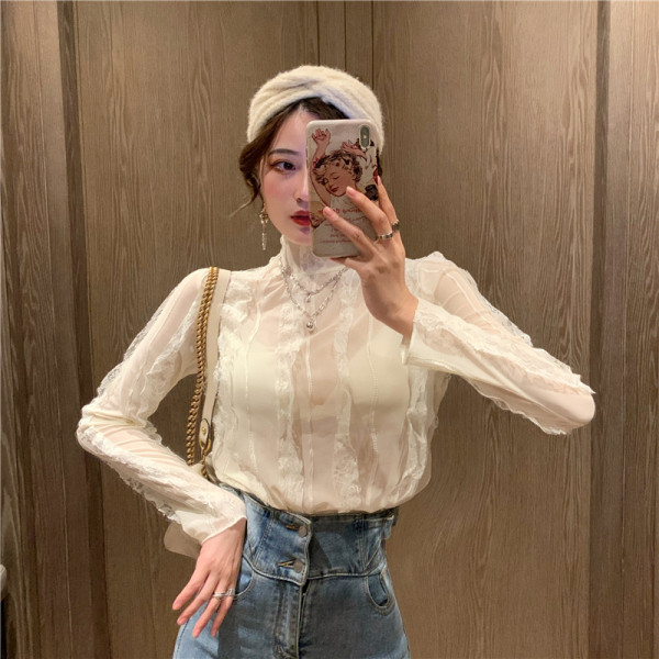 Bluză de damă mulată cu elemente din dantelă și guler semi-înalt