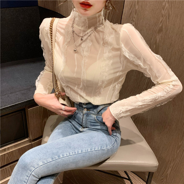 Bluză de damă mulată cu elemente din dantelă și guler semi-înalt