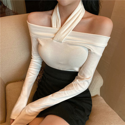 Pieguļoša sieviešu blūze ar nolaistām piedurknēm