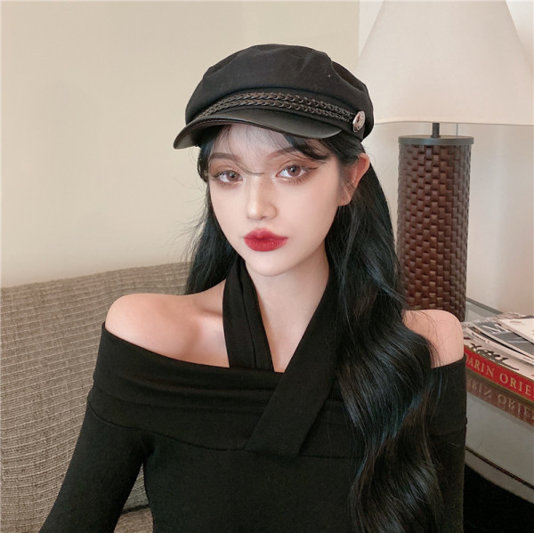 Pieguļoša sieviešu blūze ar nolaistām piedurknēm