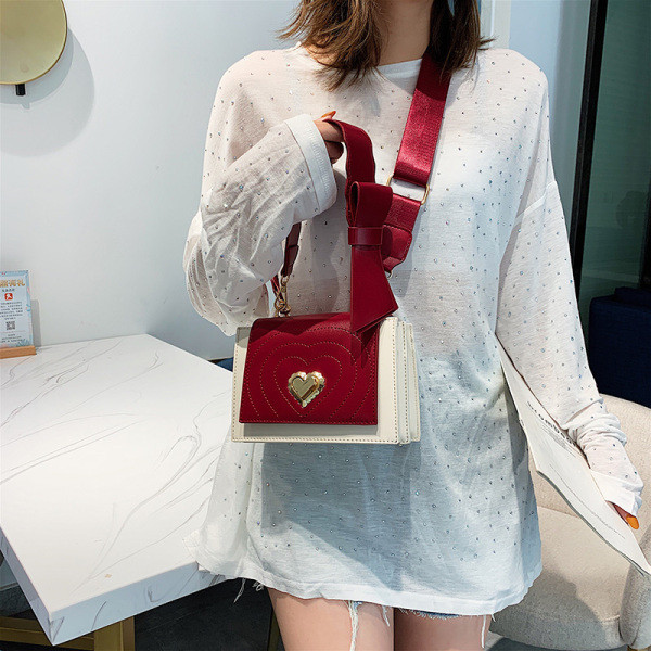 Stilinga moteriška rankinė iš dirbtinės odos su tekstiline rankena