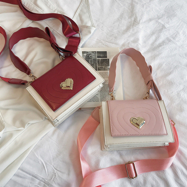 Stilinga moteriška rankinė iš dirbtinės odos su tekstiline rankena