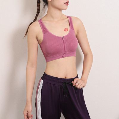 Ellentmondásos, légáteresztő női melltartó széles pántokkal, kivágásokkal és cipzárral