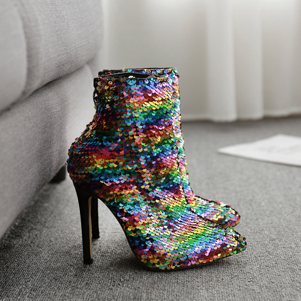 Eleganti sieviešu zābaki ar fliteriem un plānu papēdi