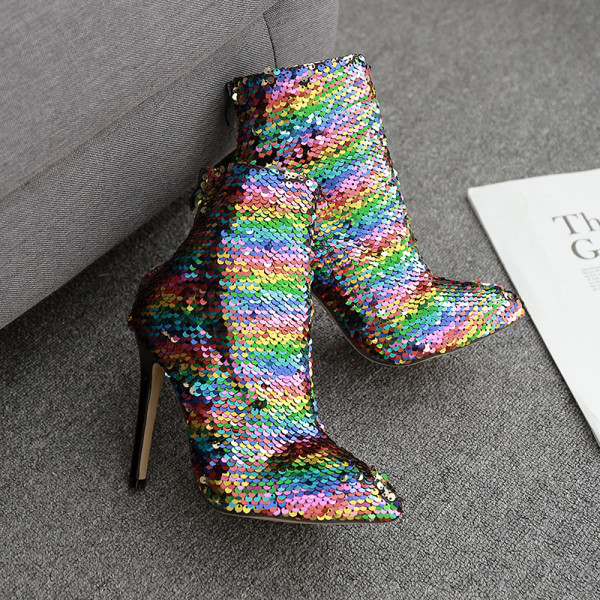 Eleganti sieviešu zābaki ar fliteriem un plānu papēdi