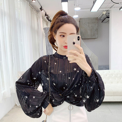 Stilinga moteriška palaidinė žema apykakle ir plačiomis rankovėmis