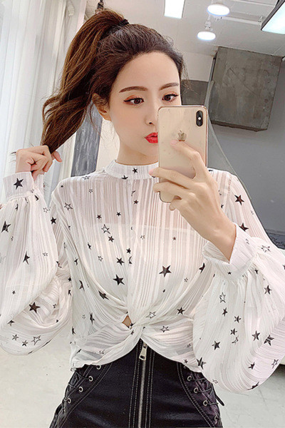 Stilinga moteriška palaidinė žema apykakle ir plačiomis rankovėmis